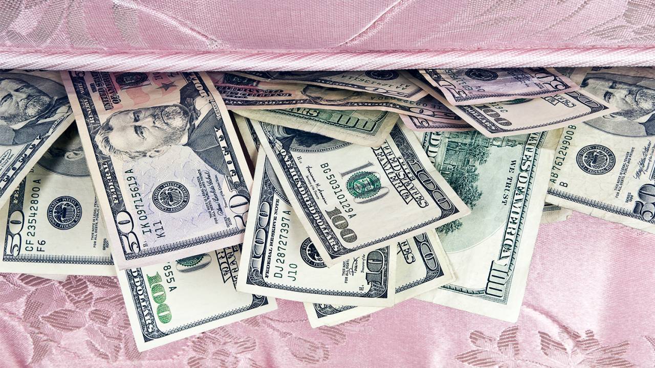 Cédulas de dólar em colchão
