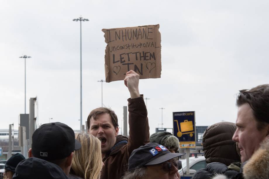 Manifestantes protestam no lado de fora do Terminal 4 do Aeroporto Internacional John F. Kennedy, contra o decreto do presidente Donald Trump para barrar a entrada de cidadãos de sete países muçulmanos nos Estados Unidos  - 28/01/2017