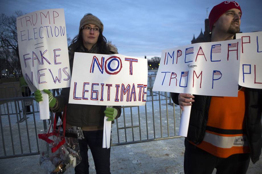 Manifestantes se reúnem para posse do presidente eleito dos Estados Unidos, Donald Trump, nesta sexta-feira (20), em Washington