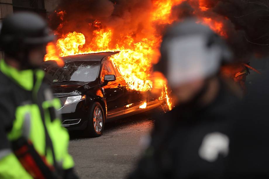 Manifestantes ateiam fogo em carro durante protesto contra o presidente eleitos dos Estados Unidos, Donald Trump, em Washington