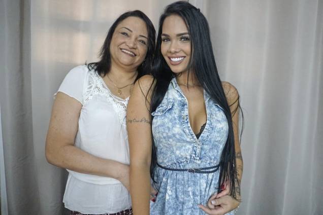Mayara, participante do 'BBB17', com a mãe Mayara, participante do 'BBB17', com a mãe
