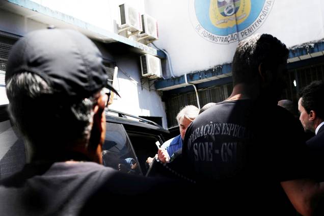 O empresário Eike Batista chega ao Presídio Ary Franco, em Água Santa, na zona norte do Rio de Janeiro, conduzido por policiais federais. Ele foi preso logo após desembarcar no Aeroporto Internacional Tom Jobim (Galeão), vindo de Nova York (EUA) - 30/01/2017 O empresário Eike Batista chega ao Presídio Ary Franco, em Água Santa, na zona norte do Rio de Janeiro, conduzido por policiais federais. Ele foi preso logo após desembarcar no Aeroporto Internacional Tom Jobim (Galeão), vindo de Nova York (EUA) - 30/01/2017