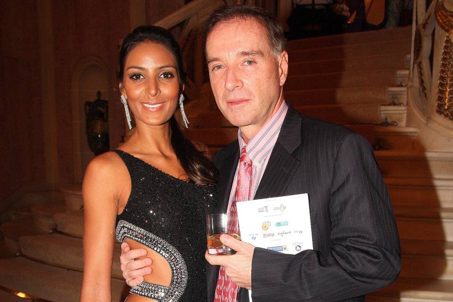 Empresário Eike Batista com a namorada Flávia no leilão beneficiente organizado pela primeira-dama Andriana Ancelmo, no Palácio Laranjeiras - 19 /08 / 2008