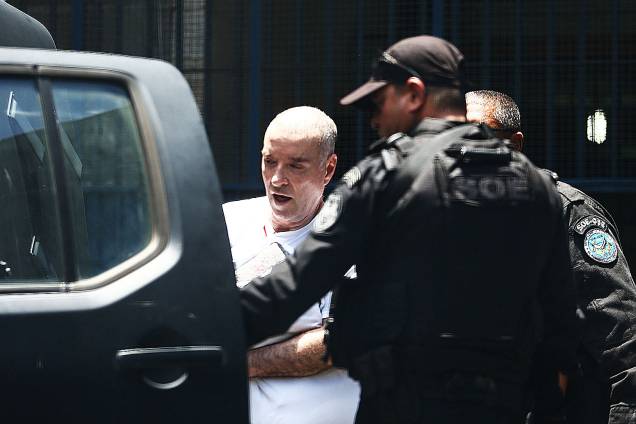 O empresário Eike Batista, de cabelo raspado (careca) deixa o presídio Ary Franco, no Rio de Janeiro, após ser trazido pela Policia Federal e segue para rumo desconhecido - 30/01/2017 O empresário Eike Batista, de cabelo raspado (careca) deixa o presídio Ary Franco, no Rio de Janeiro, após ser trazido pela Policia Federal e segue para rumo desconhecido - 30/01/2017