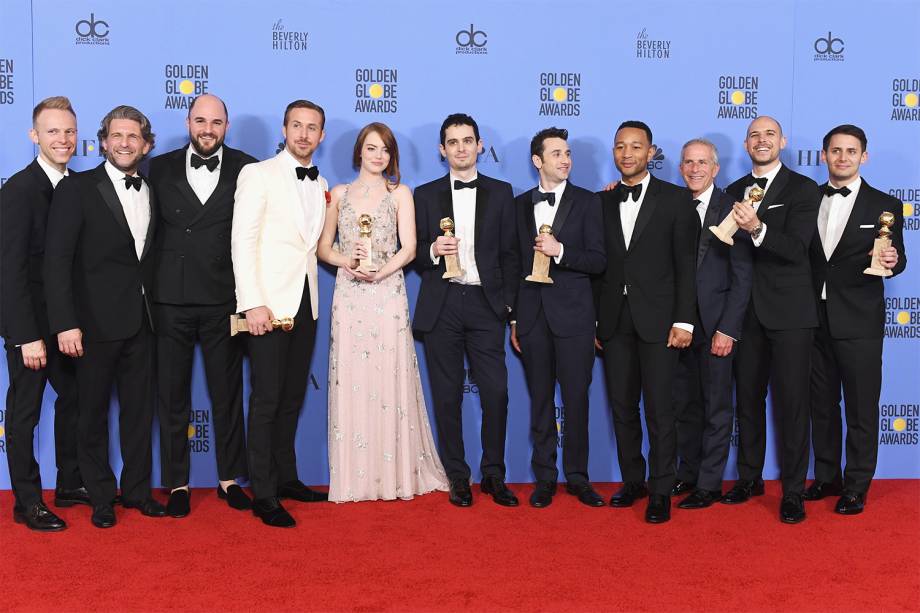 Elenco de 'La La Land' posa para fotos após receberem sete prêmios no Globo de Ouro, realizado em Beverly Hills, no estado americano da California - 08/01/2017