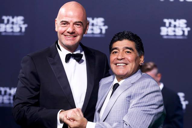 O presidente da FIFA, Gianni Infantino, e o ex-jogador Diego Armando Maradona chegam para a cerimônia de premiação da Bola de Ouro, que elege os melhores jogadores e técnicos do mundo, em Zurique, na Suíça - 09/01/2017 O presidente da FIFA, Gianni Infantino, e o ex-jogador Diego Armando Maradona chegam para a cerimônia de premiação da Bola de Ouro, que elege os melhores jogadores e técnicos do mundo, em Zurique, na Suíça - 09/01/2017
