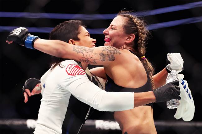 Amanda Nunes (esq) comemora após sua namorada Nina Ansaroff (dir), vencer Jocelyn Jones-Lybarger no UFC Fight Night, realizado em Phoenix, no estado americano do Arizona - 15/01/2017