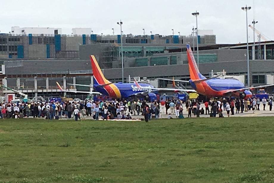 Funcionários do aeroporto internacional de Fort Lauderdale evacuam terminal onde atirador disparou, matando cinco pessoas, na Flórida - 06/01/2017