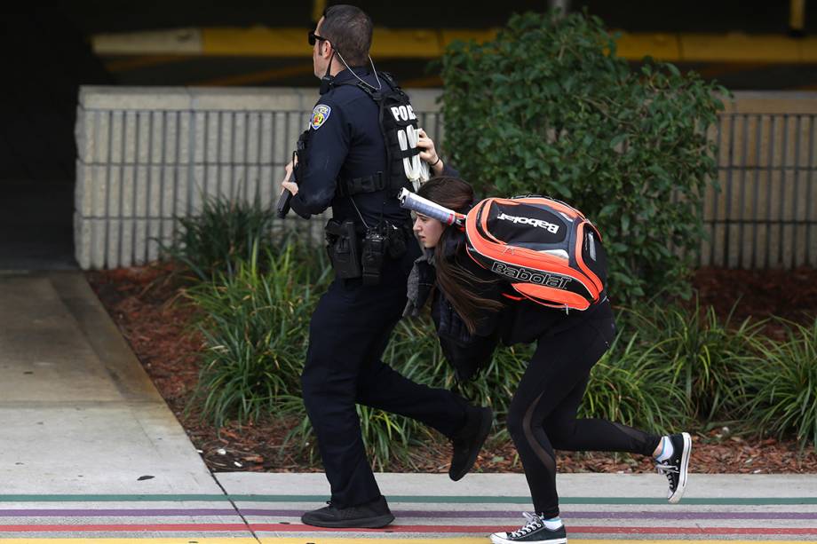 Funcionários do aeroporto internacional de Fort Lauderdale evacuam terminal de aeroporto após tiroteio, na Flórida - 06/01/2017