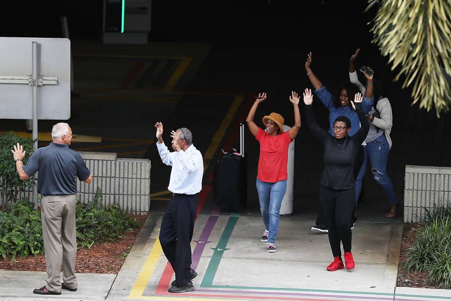 Atirador abre fogo e mata cinco pessoas no saguão de bagagem do aeroporto internacional de Fort Laudedale, Flórida - 06/01/2017