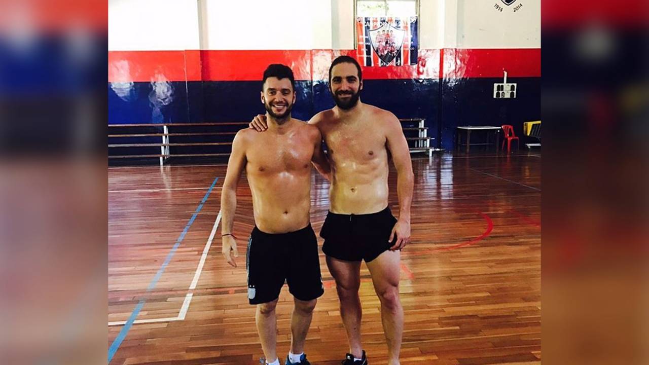 Atacante argentino Gonzalo Higuaín posta foto no Instagram supostamente alterada no Photoshop