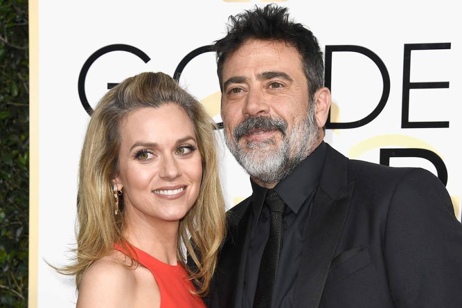 O ator Jeffrey Dean Morgan e a atriz Hilarie Burton chegam para o Globo de Ouro 2017, em Los Angeles