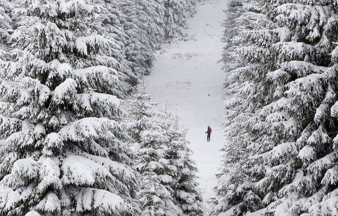 Balsas navegam pelo Mar Báltico durante ressaca, próximo a região de Warnemeunde, nordeste da Alemanha