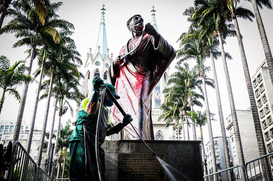 Um grupo de grafiteiros atirou uma garrafa de tinta vermelha na estátua do apostolo Paulo (um dos símbolos da cidade) na Praça da Sé, centro da cidade, em protesto contra a decisão do prefeito João Doria de pintar de cinza os muros e pontes da cidade - 25/01/2017