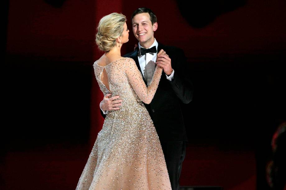 Jared Kushner e sua esposa Ivanka Trump durante  Baile da Liberdade, em Washington