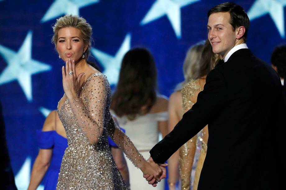 Jared Kushner e sua esposa Ivanka Trump durante  Baile da Liberdade, em Washington