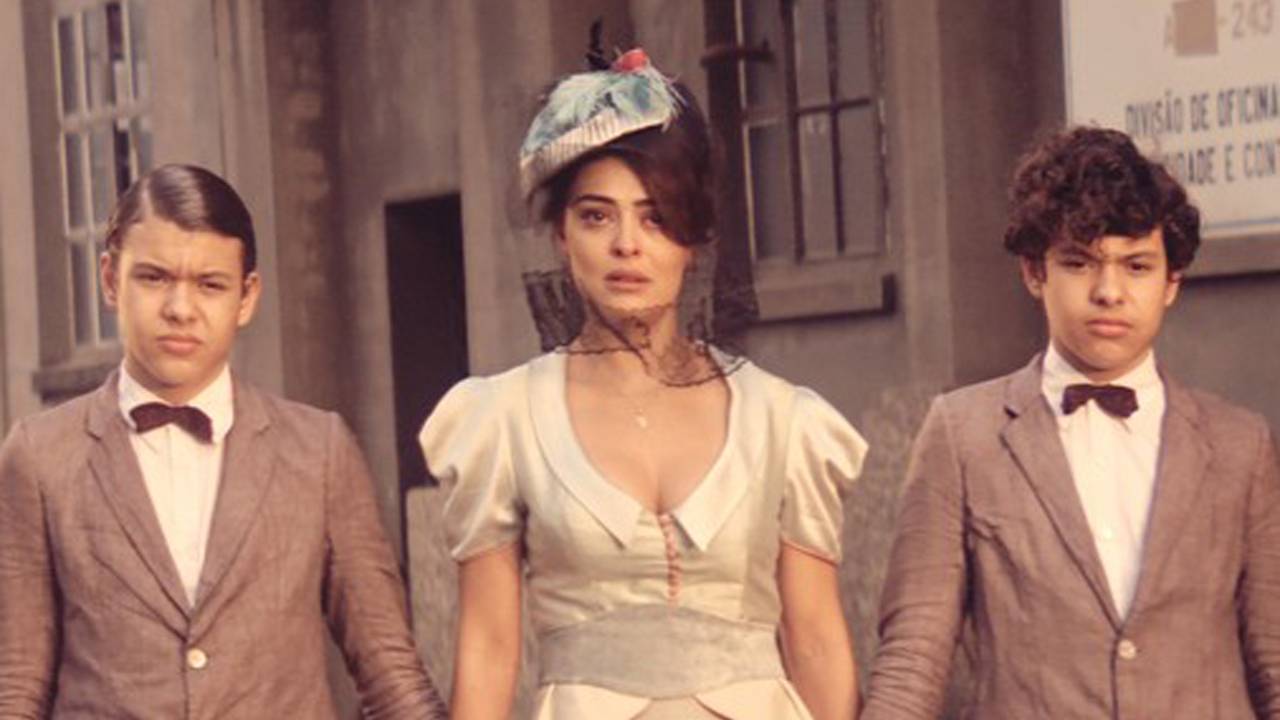 Zana (Juliana Paes) é mãe de Yaqub (Lorenzo Rocha) e Omar (Enrico Rocha)