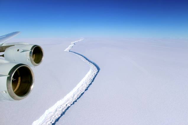 Foto divulgada pela Nasa que mostra a fenda entre o iceberg e a plataforma Larsen C Foto divulgada pela Nasa que mostra a fenda entre o iceberg e a plataforma Larsen C