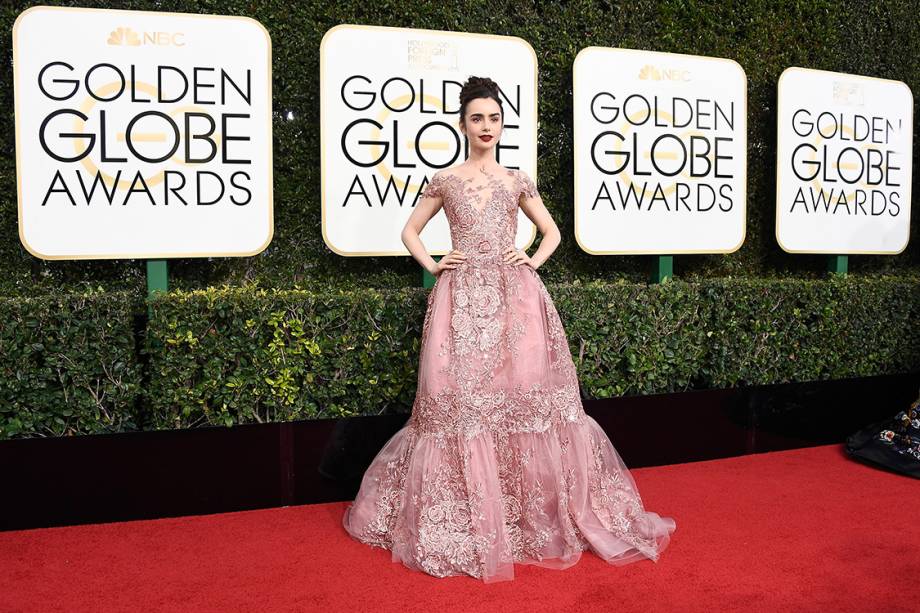 A atriz Lily Collins chega para o Globo de Ouro, em Los Angeles