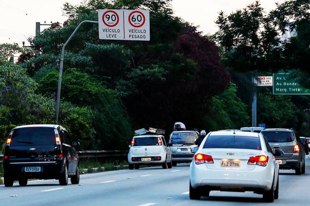 Placas já alteradas informam novos limites de velocidade na Marginal Pinheiros, na zona leste de São Paulo - 25/01/2017 Placas já alteradas informam novos limites de velocidade na Marginal Pinheiros, na zona leste de São Paulo - 25/01/2017