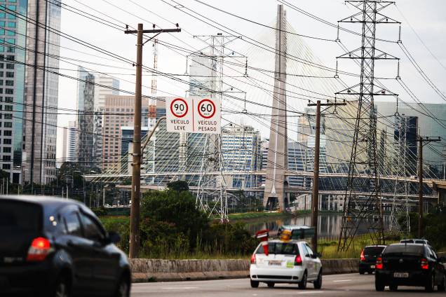 Placas já alteradas informam novos limites de velocidade na Marginal Pinheiros, na zona leste de São Paulo - 25/01/2017 Placas já alteradas informam novos limites de velocidade na Marginal Pinheiros, na zona leste de São Paulo - 25/01/2017