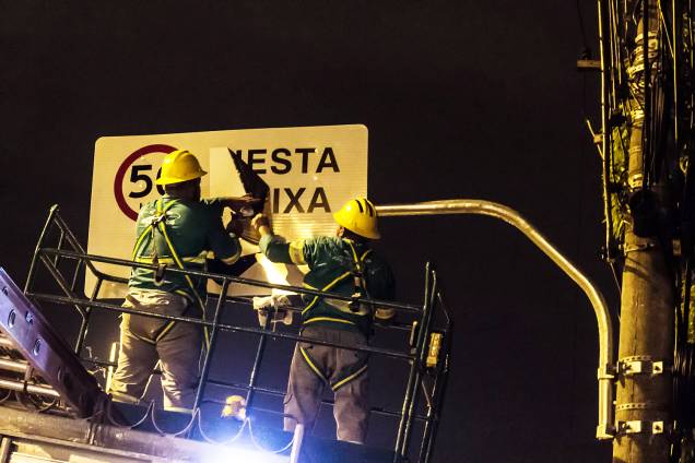 Funcionários da Prefeitura trabalham na madrugada desta quarta-feira (25), para implementar o programa Marginal Segura e também o aumento das velocidades máximas permitidas na Marginal Pinheiros, em São Paulo (SP). Funcionários da Prefeitura trabalham na madrugada desta quarta-feira (25), para implementar o programa Marginal Segura e também o aumento das velocidades máximas permitidas na Marginal Pinheiros, em São Paulo (SP).