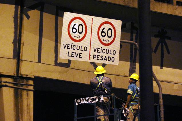 Funcionários da Prefeitura trabalham na madrugada desta quarta-feira (25), para implementar o programa Marginal Segura e também o aumento das velocidades máximas permitidas na Marginal Pinheiros, em São Paulo (SP). Funcionários da Prefeitura trabalham na madrugada desta quarta-feira (25), para implementar o programa Marginal Segura e também o aumento das velocidades máximas permitidas na Marginal Pinheiros, em São Paulo (SP).