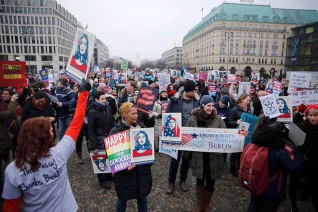 Mulheres participam de protesto por direitos civis em solidariedade à Marcha das Mulheres de Washington, em frente à embaixada americana de Berlim, Alemanha Mulheres participam de protesto por direitos civis em solidariedade à Marcha das Mulheres de Washington, em frente à embaixada americana de Berlim, Alemanha