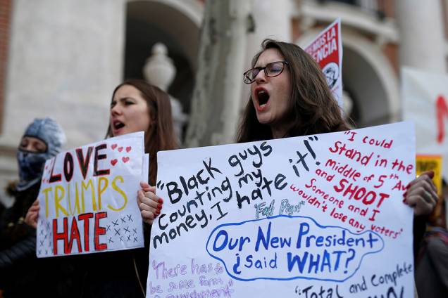 Mulheres participam de protesto por direitos civis em solidariedade à Marcha das Mulheres de Washington, em Madri, Espanha Mulheres participam de protesto por direitos civis em solidariedade à Marcha das Mulheres de Washington, em Madri, Espanha