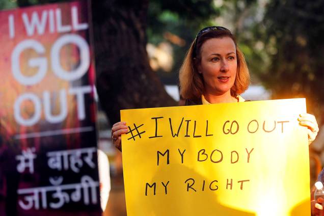 Mulher participa de protesto por direitos civis em solidariedade à Marcha das Mulheres de Washington, na cidade de Mumbai, Índia Mulher participa de protesto por direitos civis em solidariedade à Marcha das Mulheres de Washington, na cidade de Mumbai, Índia