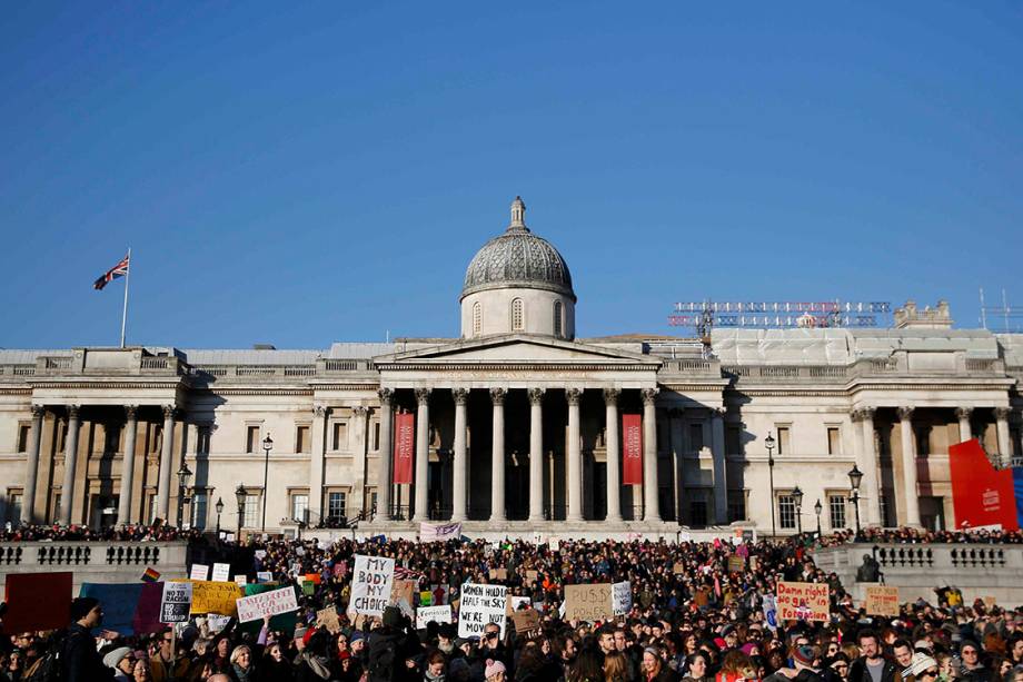 Manifestantes participam de protesto por direitos civis em solidariedade à Marcha das Mulheres de Washington, em Londres