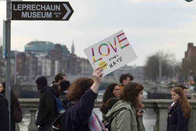 Mulheres participam de protesto por direitos civis em solidariedade à Marcha das Mulheres de Washington, em Dublin, Irlanda Mulheres participam de protesto por direitos civis em solidariedade à Marcha das Mulheres de Washington, em Dublin, Irlanda