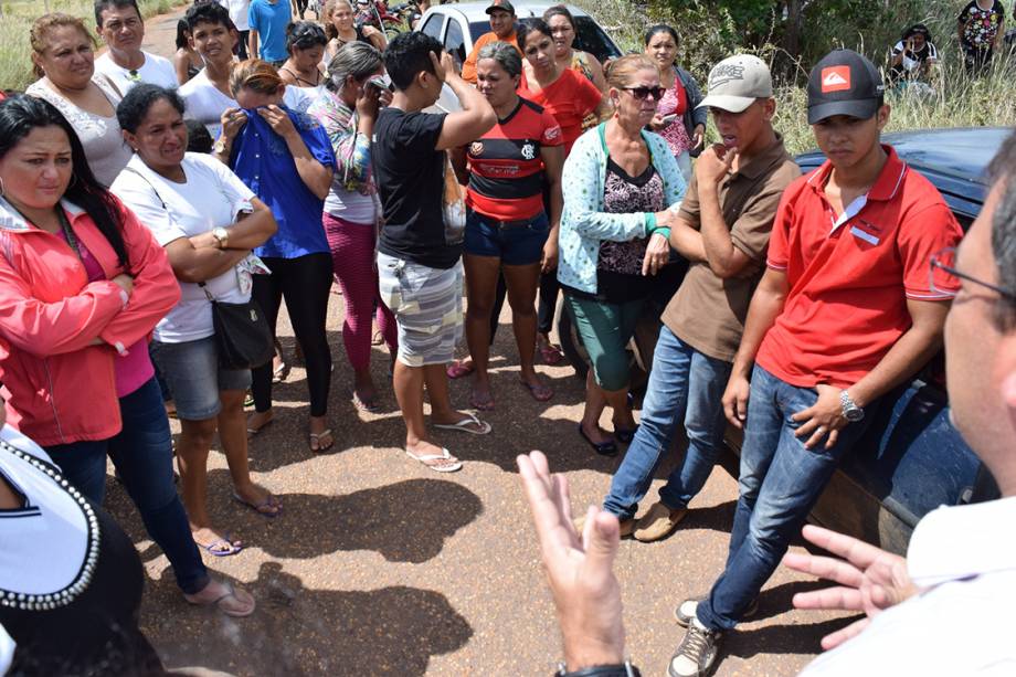 Familiares de presos da Penitenciária Agrícola de Monte Cristo aguardam por informações após rebelião que deixou pelo menos 33 mortos, em Roraima