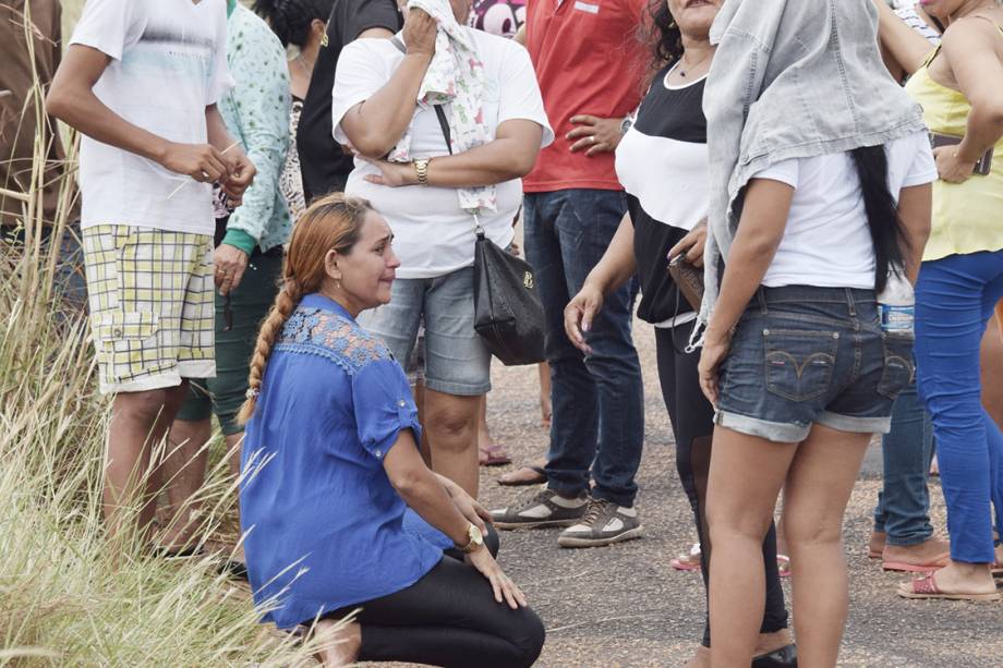 Familiares de presos da Penitenciária Agrícola de Monte Cristo aguardam por informações após rebelião que deixou pelo menos 33 mortos, em Roraima