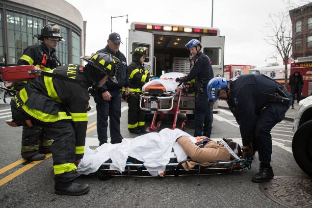 Policiais e bombeiros de Nova York socorrem os feridos após um descarrilamento na estação Atlantic, no Brooklyn - 04/01/2017 Policiais e bombeiros de Nova York socorrem os feridos após um descarrilamento na estação Atlantic, no Brooklyn - 04/01/2017