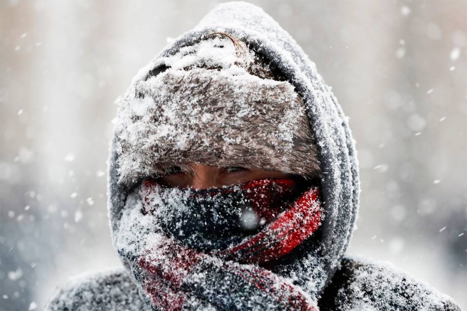 Mulher se protege do frio na avenida Unter den Linden, em Berlim, na Alemanha - 11/01/2017