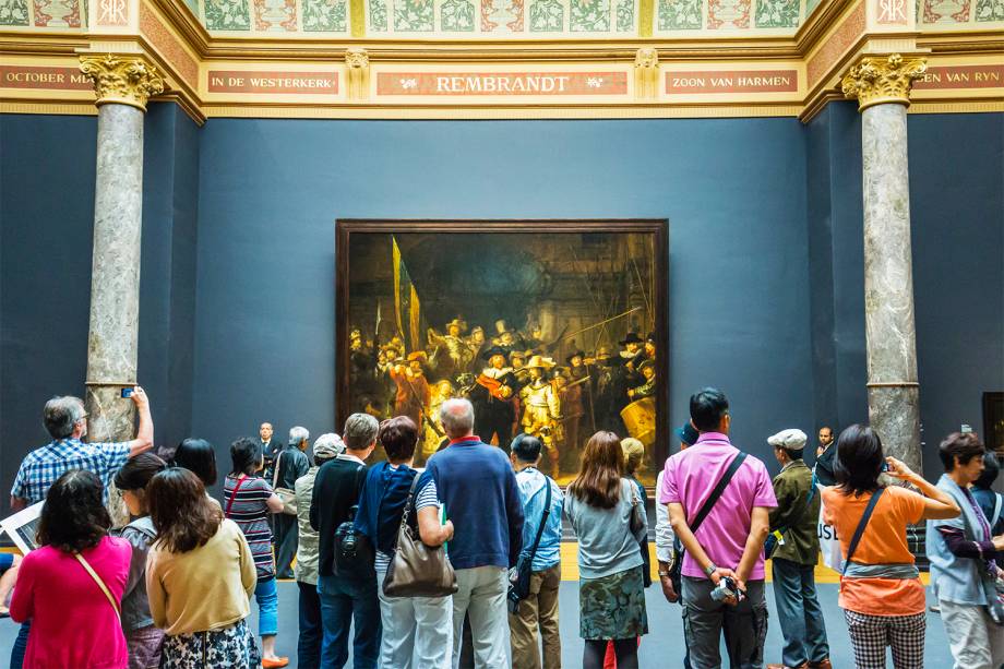 Turistas observam obra de arte no Rijksmuseum, museu localizado em Amsterdã, na Holanda - 31/08/2014