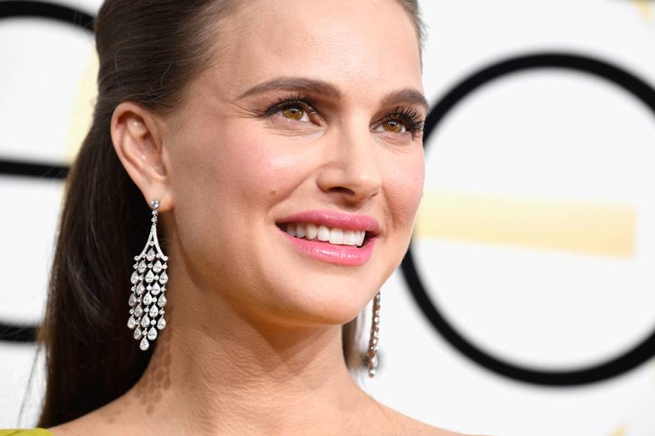 A atriz Natalie Portman chega para o Globo de Ouro 2017, em Los Angeles