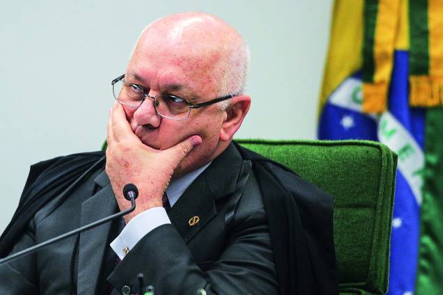 Teori Zavascki, ministro do STF, com a lista dos envolvidos do Petrolão, no STJ - 02 / 03 / 2015 Teori Zavascki, ministro do STF, com a lista dos envolvidos do Petrolão, no STJ - 02 / 03 / 2015