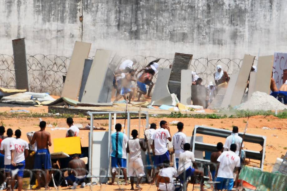 Presos da Penitenciária Estadual de Alcaçuz, em Nísia Floresta (RN), iniciam nova rebelião na manhã desta terça-feira (17). Os presos dos pavilhões 1, 2, 3 e 4 tentam invadir o pavilhão 5