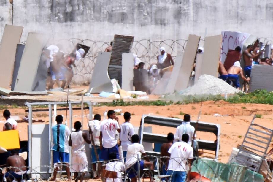 Presos de facções rivais durante rebelião no presídio de Alcaçuz, na grande Natal - 17/01/2017