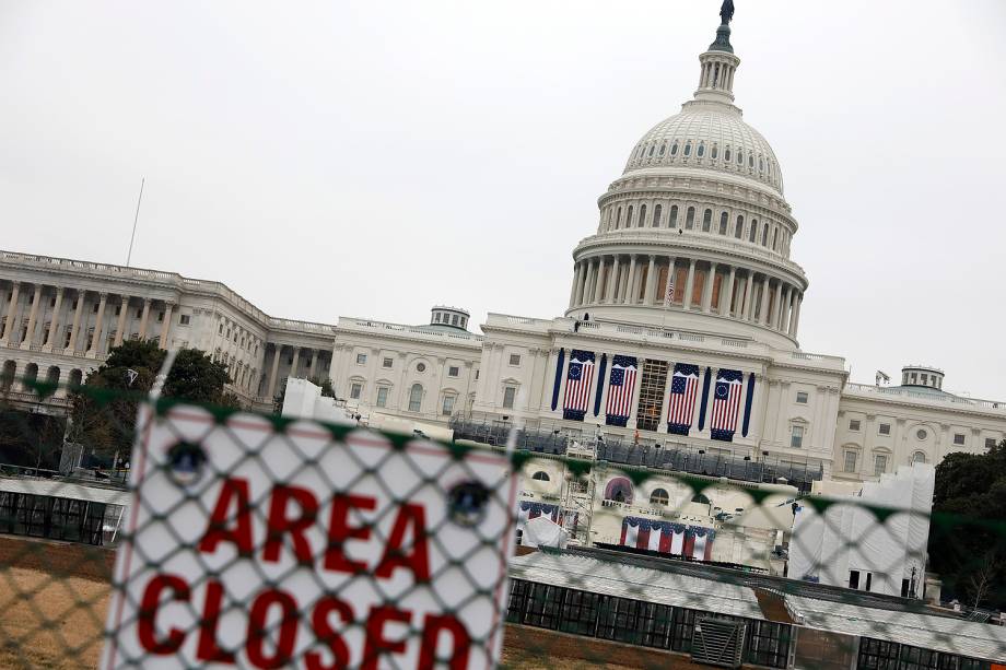 Área próxima ao Capitólio, em Washington, é cercada para os preparativos da posse de Donald Trump