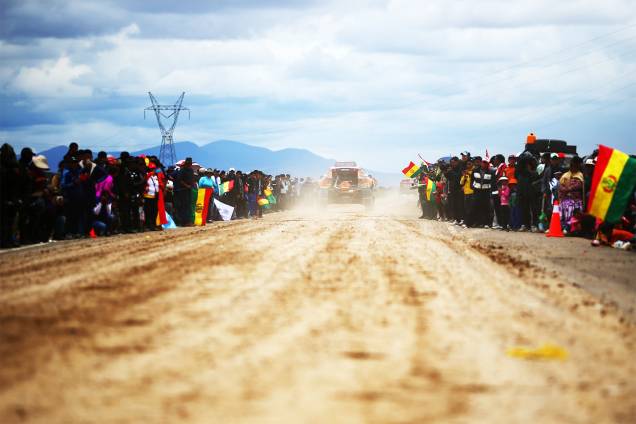 Público acompanha passagem do carro do piloto francês Eric Bernard, durante o sexto dia do Rali Dakar 2017, entre as cidades bolivianas de Oruro e La Paz - 07/01/2017 Público acompanha passagem do carro do piloto francês Eric Bernard, durante o sexto dia do Rali Dakar 2017, entre as cidades bolivianas de Oruro e La Paz - 07/01/2017