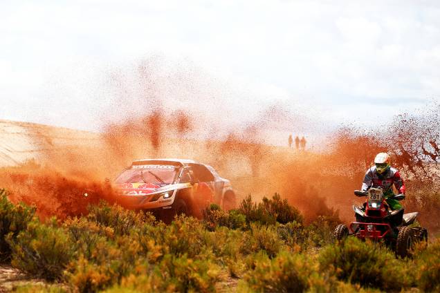 O piloto francês Sebastien Loeb (esq) e o argentino Santiago Hansen (dir), durante o sétimo dia do Rali Dakar 2017, entre as cidades bolivianas de La Paz e Uyuni - 09/01/2017 O piloto francês Sebastien Loeb (esq) e o argentino Santiago Hansen (dir), durante o sétimo dia do Rali Dakar 2017, entre as cidades bolivianas de La Paz e Uyuni - 09/01/2017