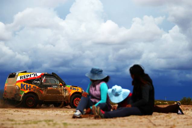 Público observa passagem do piloto espanhol Isidre Esteve, durante o sétimo dia do Rali Dakar 2017, entre as cidades bolivianas de La Paz e Uyuni - 09/01/2017 Público observa passagem do piloto espanhol Isidre Esteve, durante o sétimo dia do Rali Dakar 2017, entre as cidades bolivianas de La Paz e Uyuni - 09/01/2017