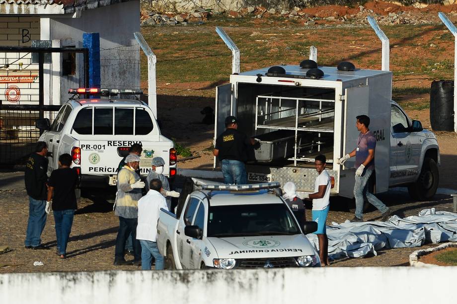 Corpos são retirados neste domingo (15) da Penitenciária Federal de Alcaçuz, na região metropolitana de Natal (RN). A rebelião durou cerca de 14h e teve pelo menos 27 mortos.