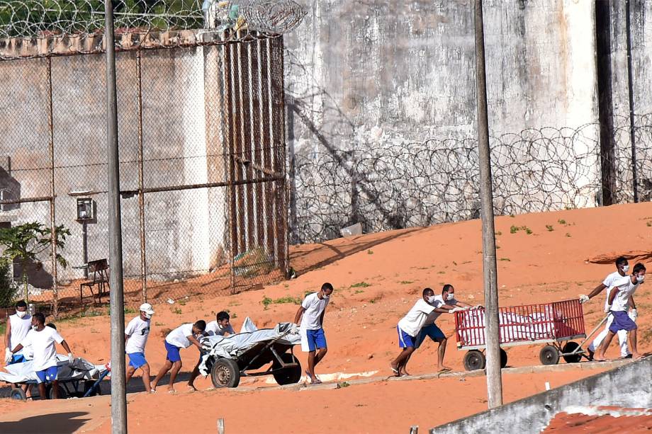 Corpos são retirados neste domingo (15) da Penitenciária Federal de Alcaçuz, na região metropolitana de Natal (RN). A rebelião durou cerca de 14h e teve pelo menos 27 mortos.