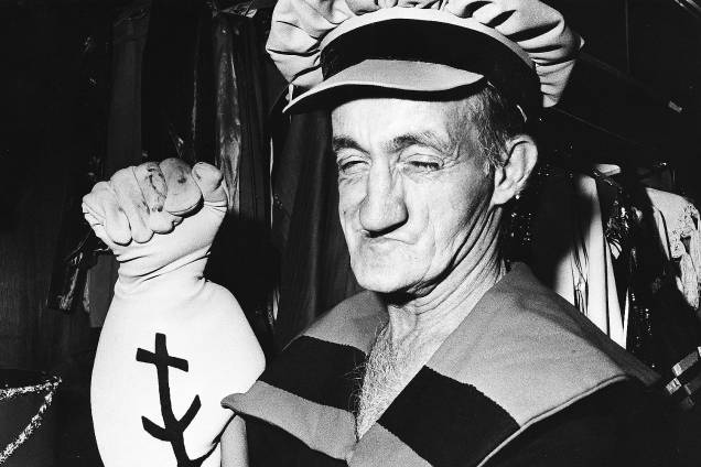 Russo, assistente de palco do programa do Chacrinha, fantasiado de Popeye. Russo, assistente de palco do programa do Chacrinha, fantasiado de Popeye.