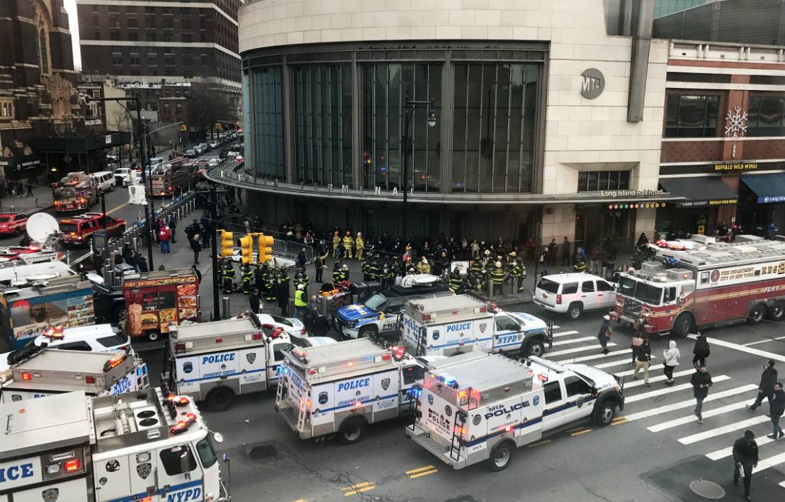 Ambulâncias e bombeiros na estação Atlantic, em NY
