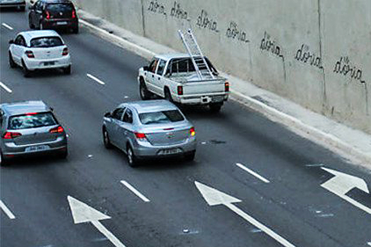 Um dos muros da Avenida 23 de Maio foi pichado diversas vezes com o nome do prefeito de São Paulo, João Doria, nesta quarta-feira (25)